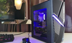 PC sobre una mesa con iluminación RGB. Para aprender cómo construir una computadora.