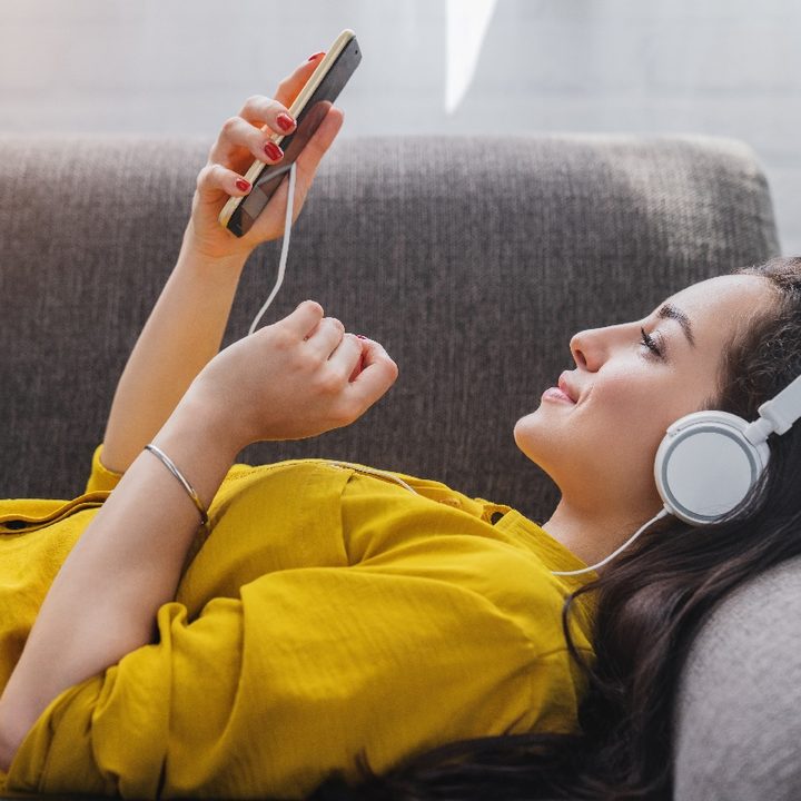 Una mujer escucha audio en su teléfono