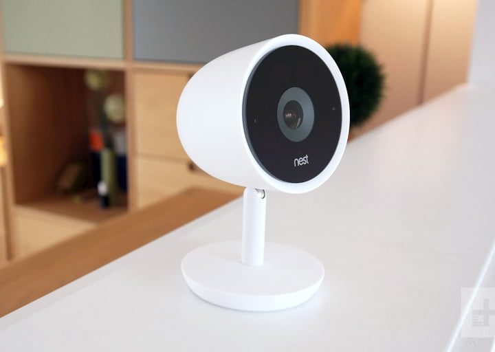 Google Nest Cam IQ Indoor sobre una superficie blanca