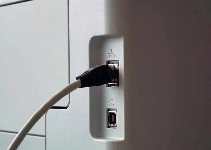 Acercamiento a los puertos Ethernet y USB de una impresora