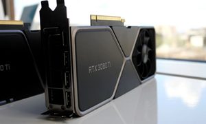Nueva tarjeta Nvidia RTX 3080 Ti sobre un escritorio