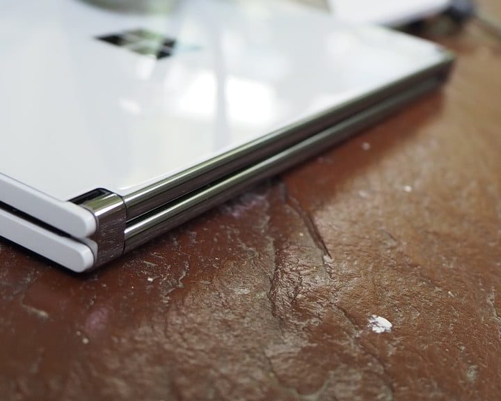 Vista de una bisagra en primer plano de Surface Duo