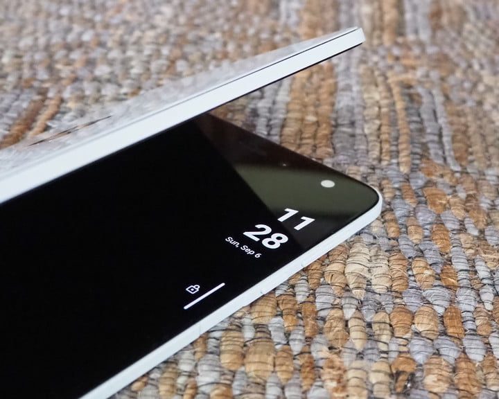 Microsoft Surface Duo semi abierto sobre una alfombra, para compararlo con el Surface Duo 2