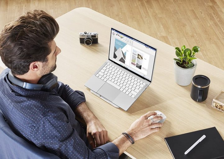 Un hombre trabajando con una laptop Razer Book 13 sobre un escritorio, , una de las mejores alternativas a MacBook