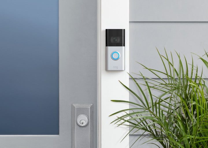 Frente de una casa mostrando la puerta principal y un timbre a su costado, para comparar al Ring Video Doorbell 3 vs. Ring Video Doorbell Pro