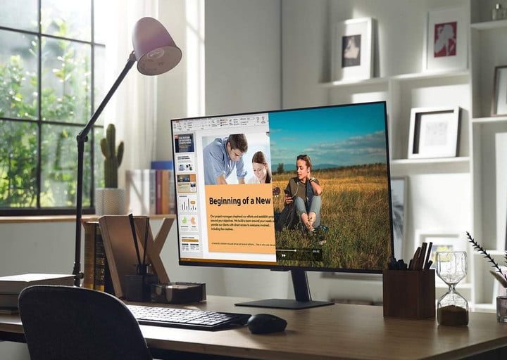 Monitor Samsung M5 smart en un escritorio de una oficina en casa, uno de los mejores monitores para MacBook Air