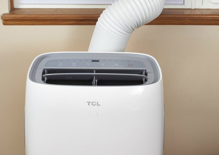 Aire acondicionado portátil instalado con una manguera para extraer el aire caliente
