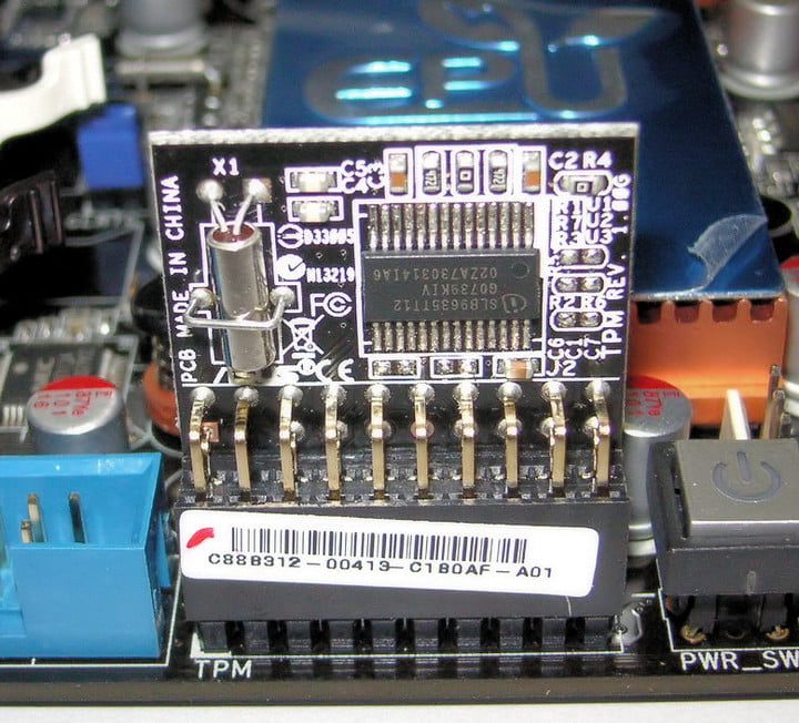 Chip sobre una placa base para explicar qué es TPM