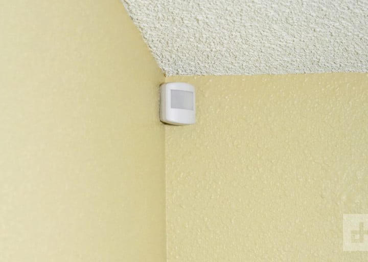 Detector de movimiento instalado en la esquina interior de una casa