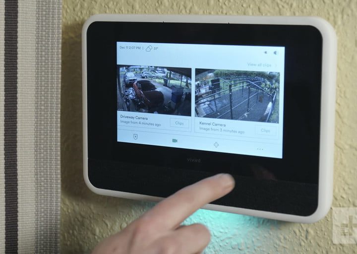 Una persona activando un sistema de alarma para comparar Vivint vs. Ring