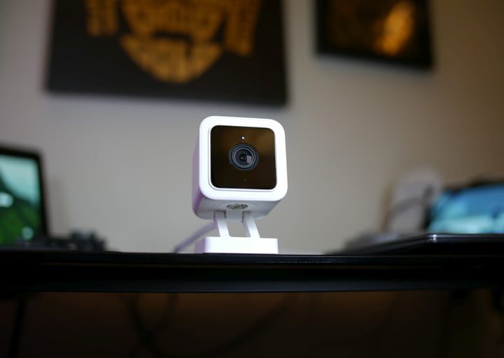 Wyze Cam v3 sobre una mesa al interior de una casa, una de las mejores cámaras de seguridad para el hogar