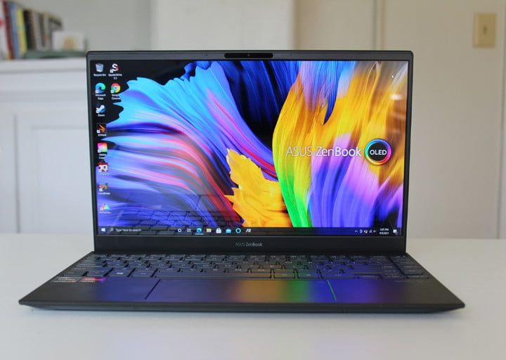 Asus ZenBook 13 OLED UM325 sobre una superficie blanca, una de las mejores laptops para video