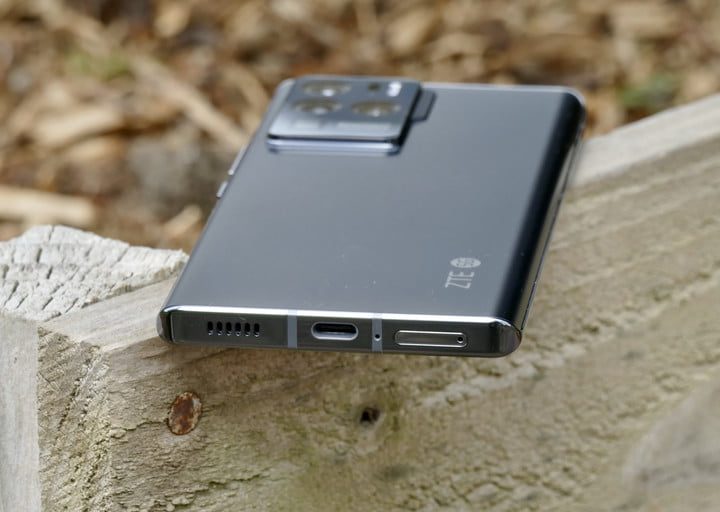 Celular apoyado sobre soportes de madera mostrando la parte trasera y sus cámaras