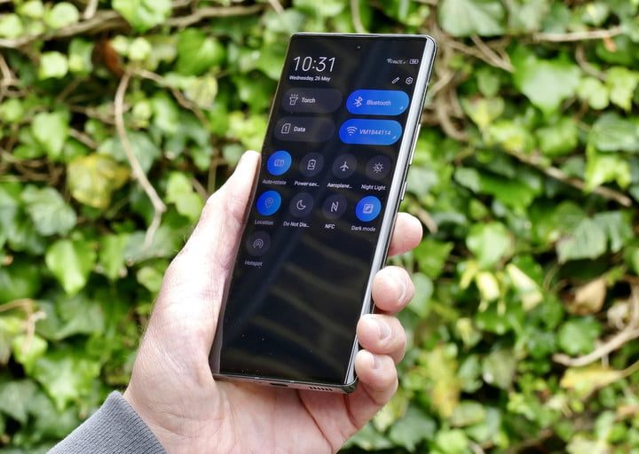 ZTE Axon 30 Ultra en la mano de una persona mostrando el menú de configuración