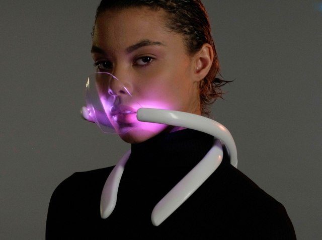 Esta mascarilla lanza aire puro y filtrado todo el día