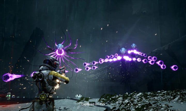 Personaje principal de Returnal en plena batalla.