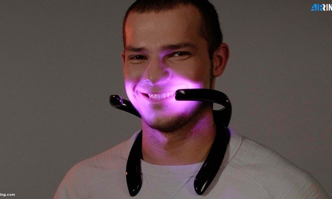 Esta mascarilla lanza aire puro y filtrado todo el día