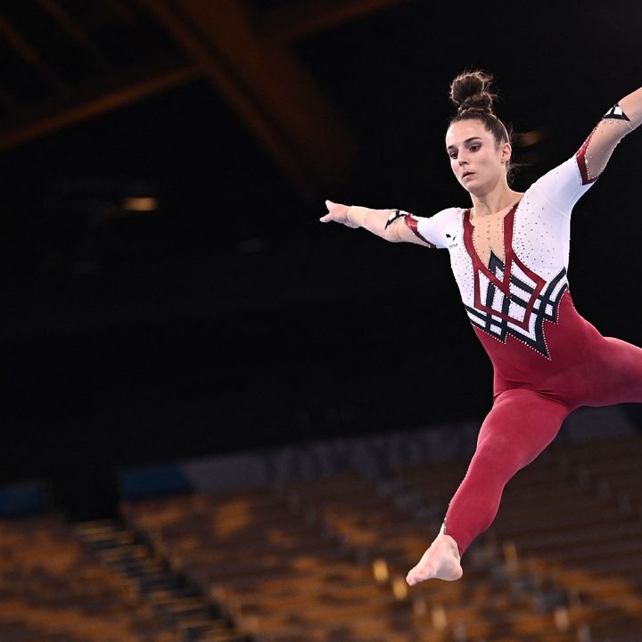 El equipo alemán de fijó un nuevo parámetro en la gimnasia artística femenina al usar mallas completas, con el objetivo de evitar la sexualización de la disciplina. En la foto, Pauline Schaefer-Betz compite en la barra de equilibrio.