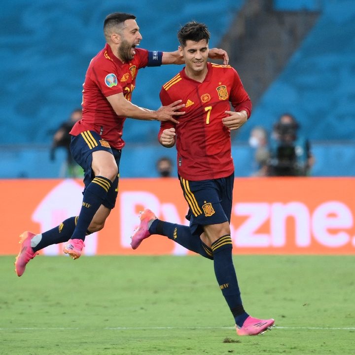Álvaro Morata (7) celebra junto a Jordi Alba tras anotar en la Eurocopa 2021.