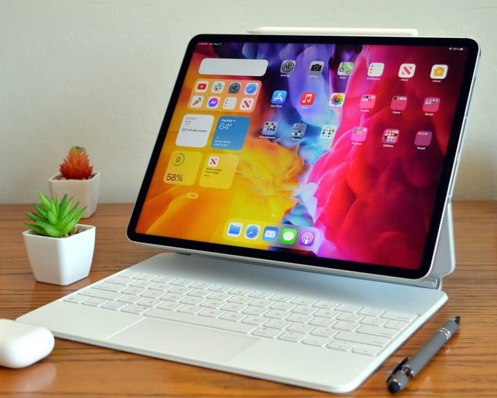 Tableta de Apple con el Magic Keyboard sobre un escritorio para comparar la iPad Pro (2021) vs. Surface Pro 7