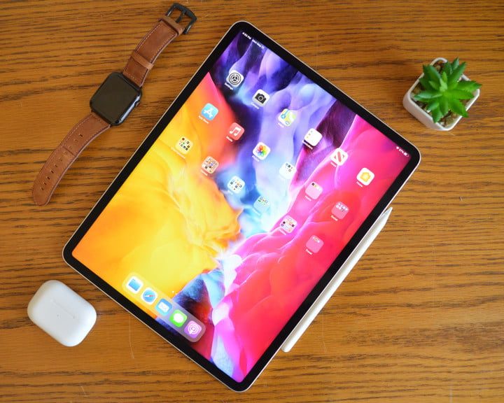 Tableta de Apple sobre un escritorio junto a un reloj y una plantita para comparar iPad Pro (2021) vs. Surface Pro 7