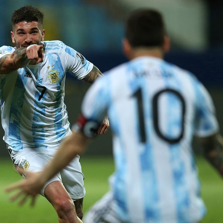 El argentino Rodrigo De Paul celebra el primer gol de su selección, que venció 3-0 a Ecuador en cuartos de final.