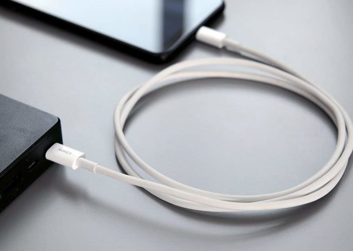 Cargador rápido USB-C conectado a un dispostivo con cable para aprender cómo funciona la carga rápida