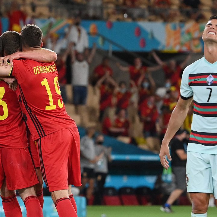 Los belgas celebran su paso a los cuartos de final, ante un afligido Cristian Ronaldo que pudo haber disputado su última Eurocopa.