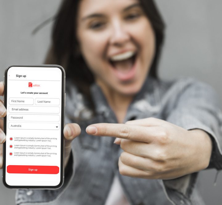 Una chica mostrando cómo editar un PDF desde su celular