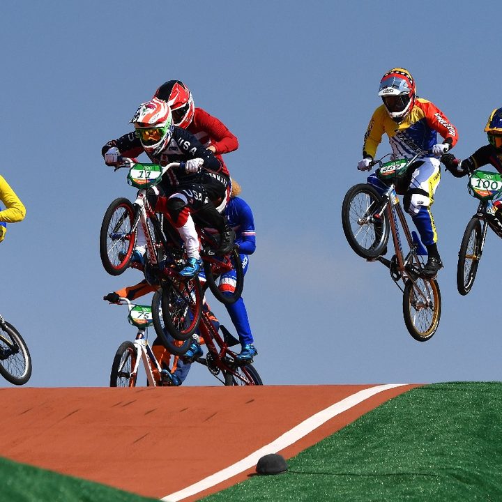 Ciclistas de BMX compiten en los Juegos Olímpicos
