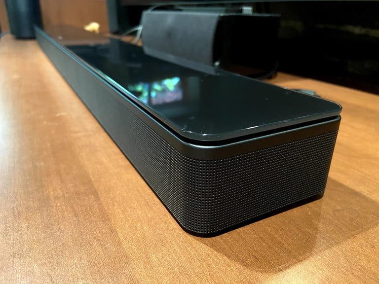 Bose Soundbar 700 sobre una superficie de madera, una de las mejores barras de sonido