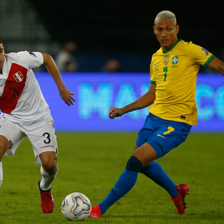 El brasilelño Richarlison enfrenta la marca del peruano Aldo Corzo en un partido por la Copa América 2021.