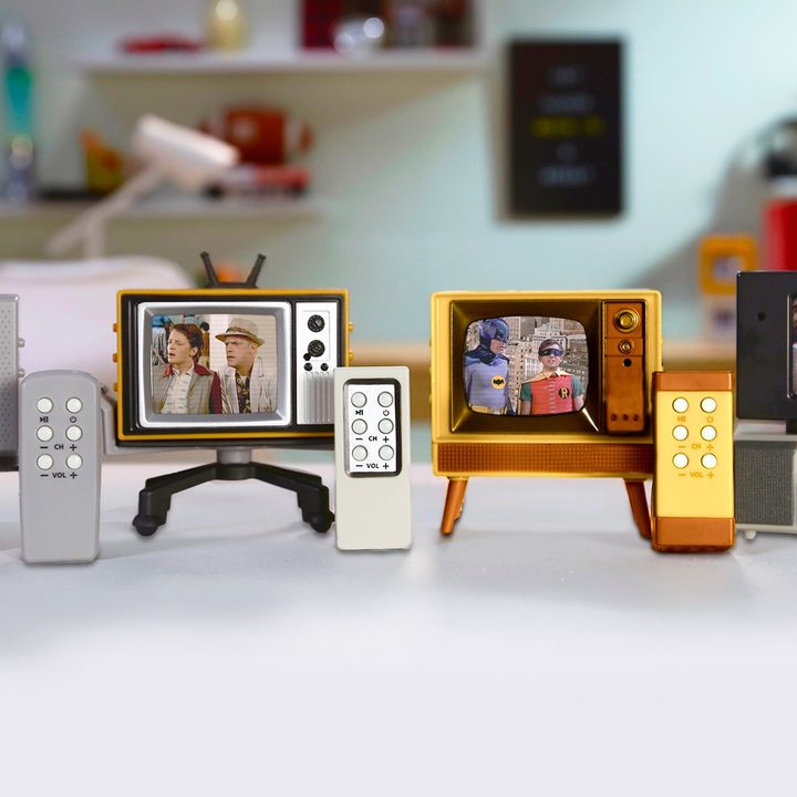 Ahora la moda es ver series antiguas en televisores diminutos