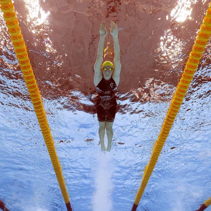 La australiana Cate Campbell en la final de relevos de estilo libre 4 x 100 m femenino. El equipo femenino de Australia impuso un nuevo récord mundial en la prueba, al completarla en 3 minutos, 29 segundos y 69 centésimas, pulverizando la marca que había establecido en 2018.
