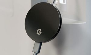 Chromecast Ultra de Google conectado a un cable