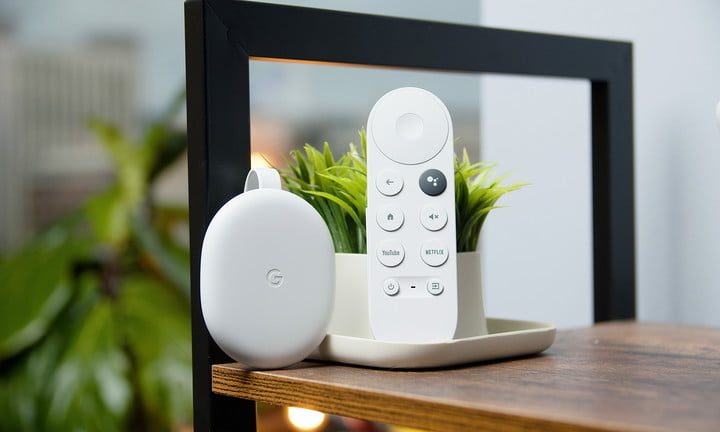 Chromecast con Google TV en una mesa de madera