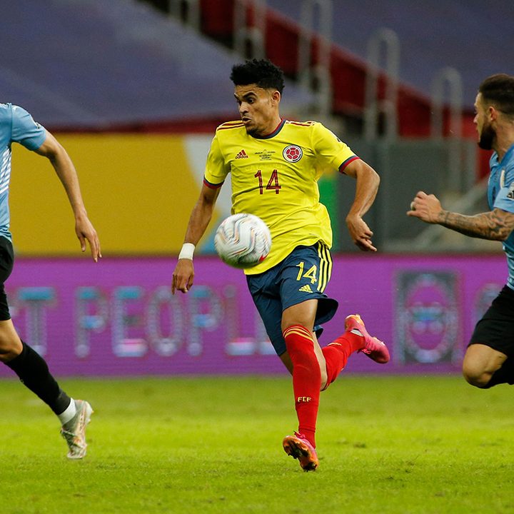 El colombiano Luis Diaz supera la marca de los uruguayos Rodrigo Bentancur y Nahitan Nández en los cuartos de final de la Copa América.