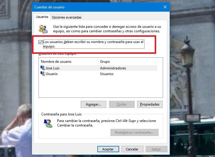 La pantalla Cuentas de usuario en Windows 10, donde desmarca la casilla de requisito de contraseña.