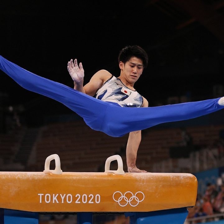 El gimnasta japonés Daiki Hashimoto se impuso en la final individual. Acá realiza su rutina de caballo con arcos.