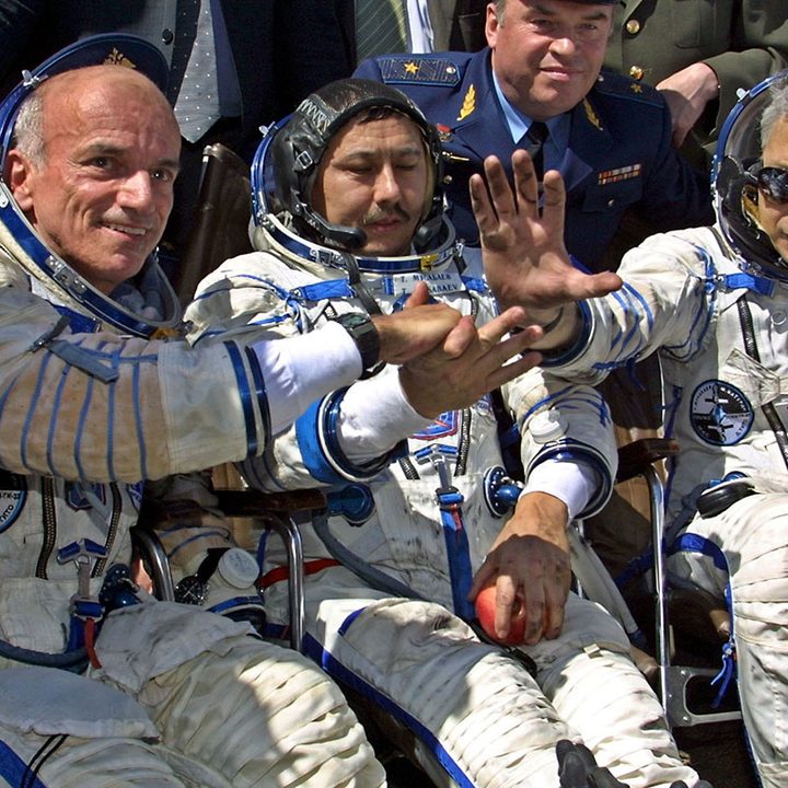 Dennis Tito (a la izquierda) junto a la tripulación de la nave Soyuz que lo acompañó en el primer vuelo turístico al espacio de la historia.