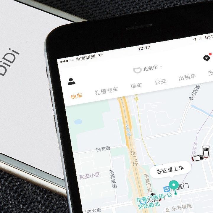 Una un teléfono con un mapa y la aplicación de Didi