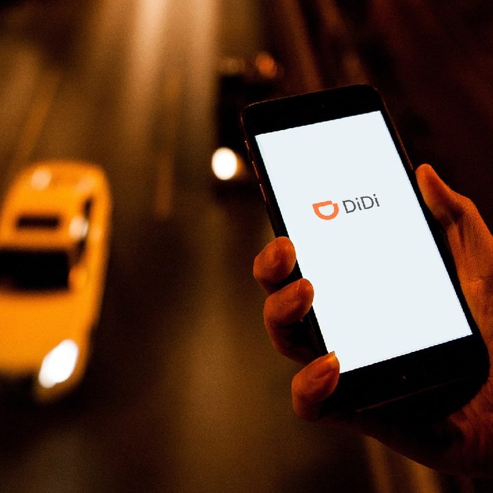 Una persona sostiene un teléfono con la aplicación de Didi