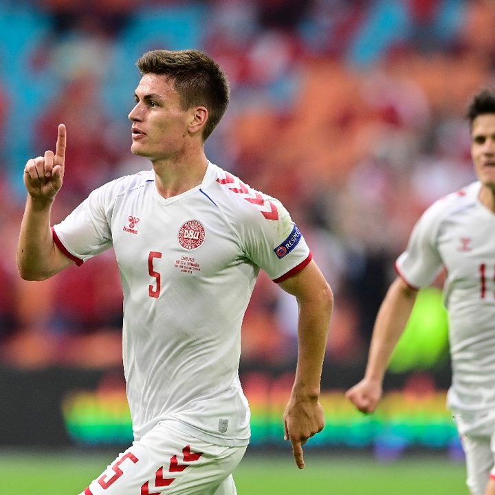 El danés Joakim Maehle celebra después de anotar el tercer gol en la goleada sobre Gales, por los octavos de final de la Eurocopa 2021.