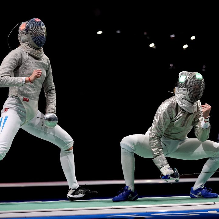 La esgrimista húngara Anna Marton celebra tras derrotar a la argentina María Belén Pérez, en el cerrado duelo por la primera ronda del sable individual femenino. Marton perdería la disputa del bronce ante la francesa Manon Brunet.