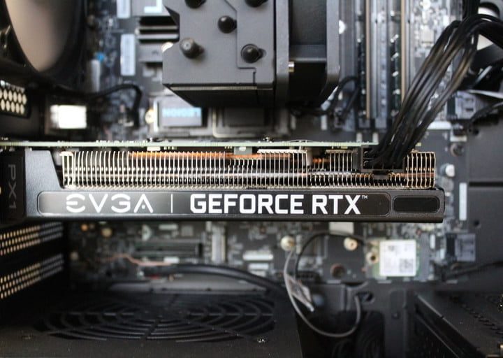 Tarjeta GeForce RTX en una computadora vista desde arriba, para comparar AMD Radeon RX 6600 XT vs. Nvidia RTX 3060 Ti vs. RTX 3060