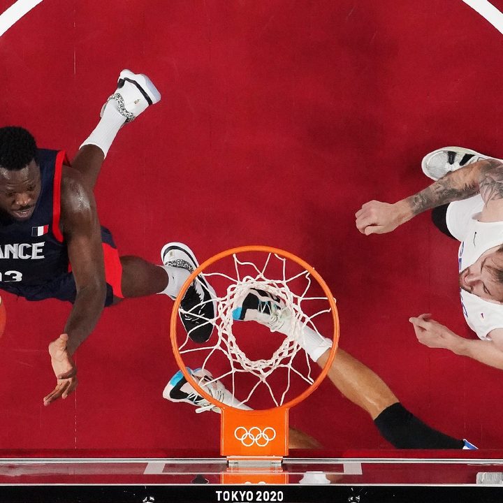 El basquetbolista francés Moustapha Fall (93) agarra un rebote ante la mirada del checo Ondrej Balvin (12). Francia sorprendió en Tokyo 2020, al propinarle la primera derrota a Estados Unidos desde 2004.