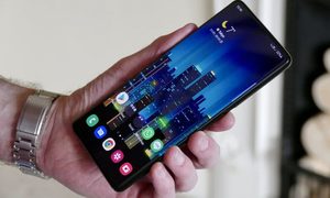 como actualizar a android 12 y que telefonos son compatibles galaxy s21 ultra screen hand 3 900x450