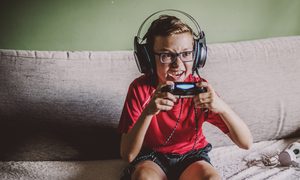 Un niño usando una de las mejores VPN para juegos
