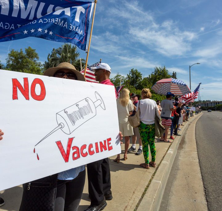 Fanáticos de Trump demandan a la FDA para frenar las vacunas