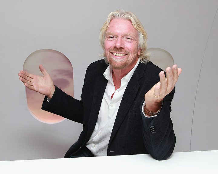 Richard Branson dice que no compite con Jeff Bezos por llegar primero al espacio